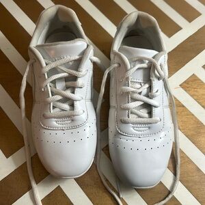 Yingrui white cheer shoes